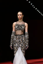 Load image into Gallery viewer, LOOK 32
